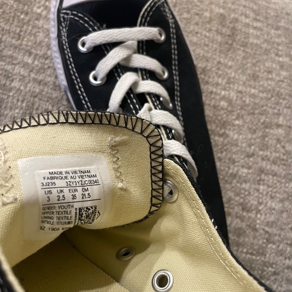 Converse low tops Youth size 3 - Picture 2 of 4